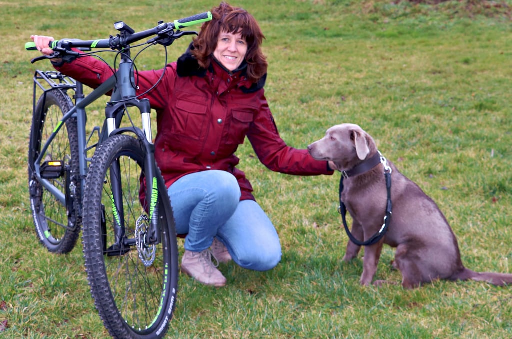 Zu ihren Hobbys zählt Doreen Krüger das Fahrradfahren und Beschäftigung mit Hündin Luna.
