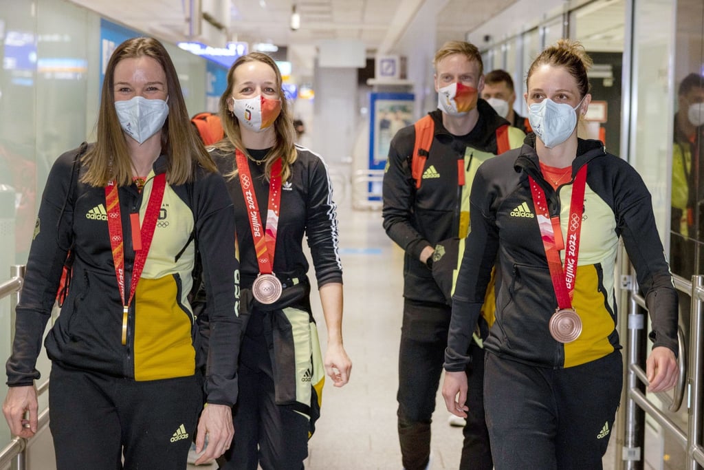 Denise Herrmann, Franziska Preuß, Roman Rees und Vanessa Hinz (l-r) kommen nach den Winterspielen am Frankfurter Flughafen an.