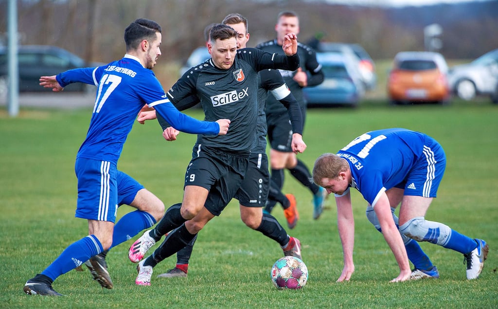 Lucas Sedivy (Mitte) startet mit Landesligist SC Naumburg am Samstag ebenso die Rückrunde wie Jonas Schied (r.) und Max Schirner (l.) mit dem FC RSK Freyburg in der Landesklasse, Staffel 9.