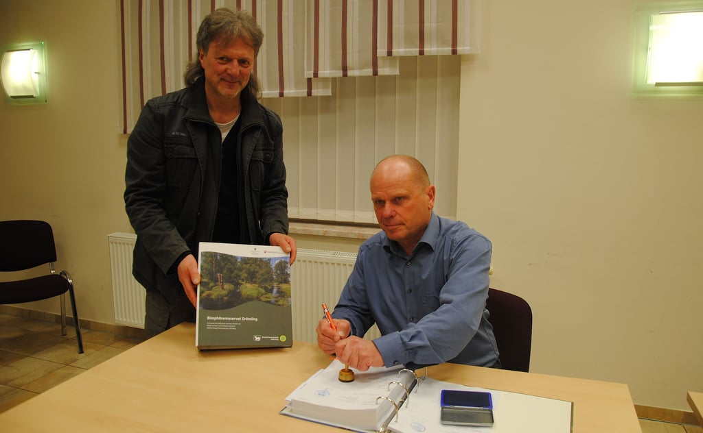 Auch die Gemeinde Jübar will die UNESCO-Anerkennung des Biosphärenreservats Drömling. Bürgermeister Carsten Borchert (rechts) unterschrieb im Beisein von Leiter Fred Braumann den Antrag.