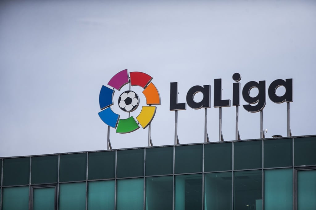 Das Logo der spanischen Fußball-Liga, La Liga, ist über dem Hauptsitz in Madrid zu sehen.