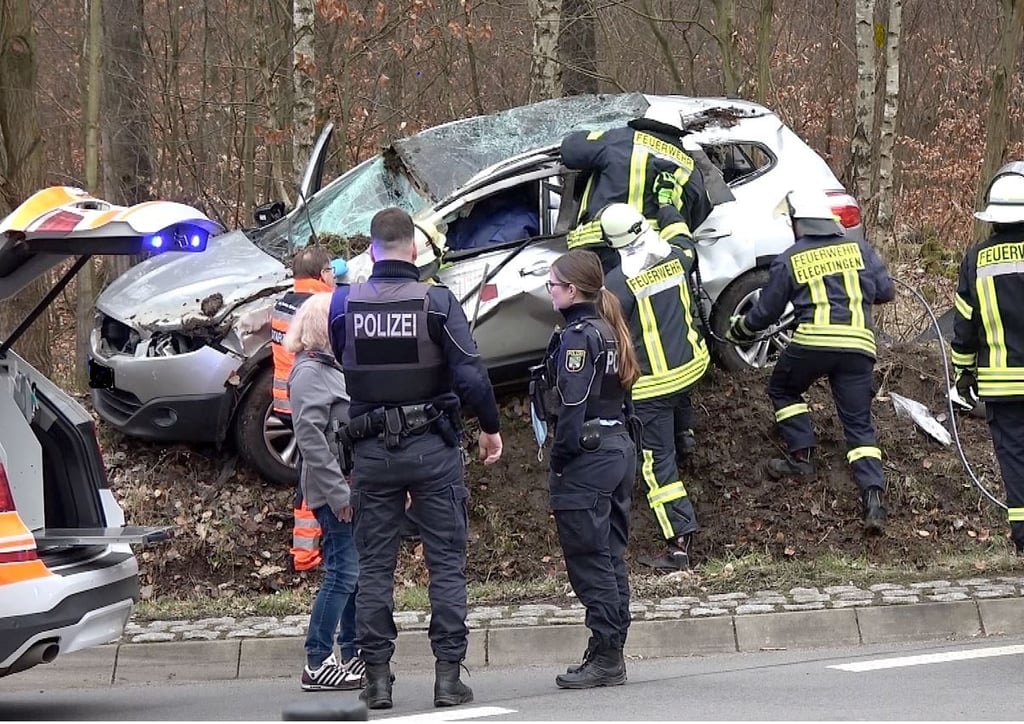 Aus bislang ungeklärter Ursache hat der Fahrer auf der L25 in der Börde einen Kreisverkehr komplett überfahren und die Kontrolle über sein Fahrzeug verloren. Foto: