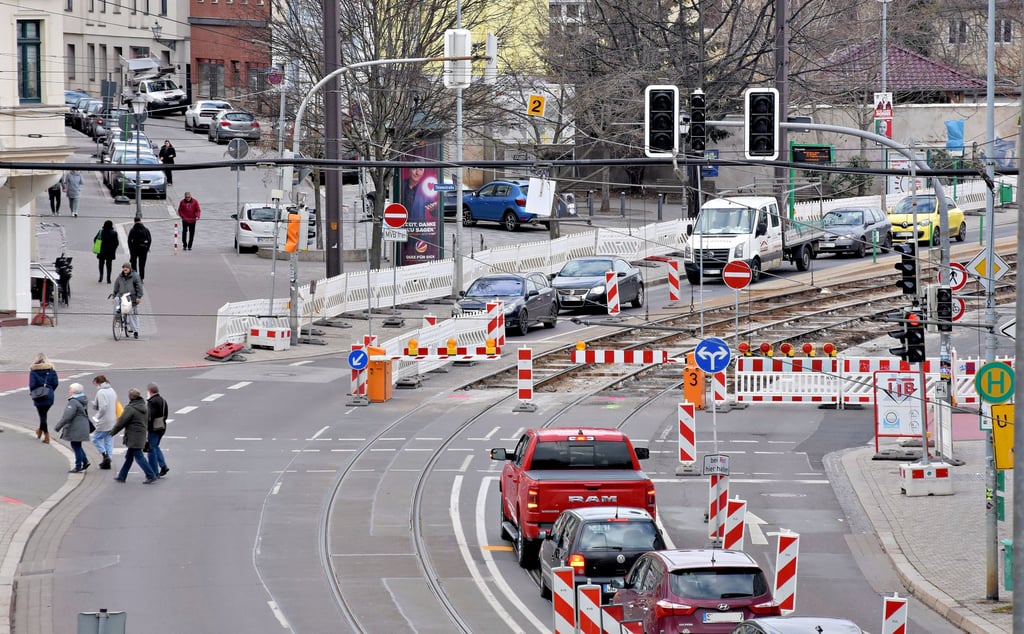 Ein Blick auf die Baustelle: Die Schönebecker Straße ist im Kreuzungsbereich Thiemstraße zum Nadelöhr geworden. Die Magdeburger Verkehrsbetriebe arbeiten an den Gleisen und das Tiefbauamt an einer barierrefreien Haltestelle. Der Verkehr fließt seit Mitte Februar nur noch stadtauswärts. Vom 9. bis voraussichtlich 27. März 2022 ist für den Straßenbahnverkehr gar eine Vollsperrung vorgesehen.
