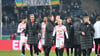 Im Hintergrund der Spieler von RB Leipzig halten Hannover-Fans ein Transparent der Solidarität.