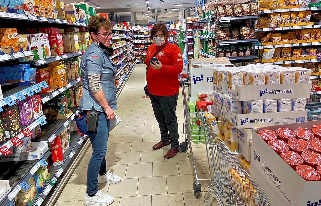 Kristina Florschütz, Pressewartin der TSG GutsMuths, und Rewe-Mitarbieterin Margit Piekos bei der Auswahl der Produkte.