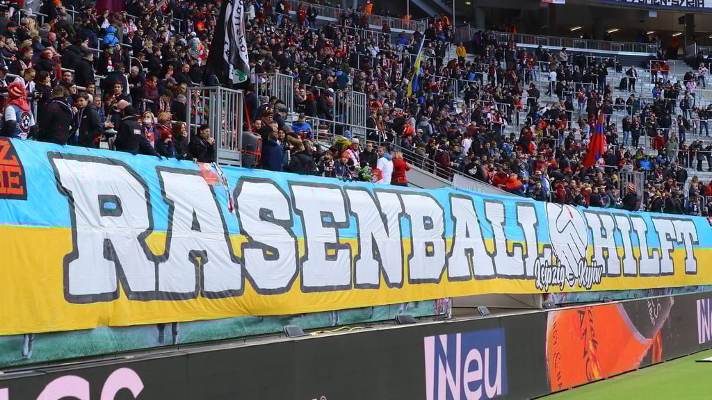 Genug Zeit, um nach der Evakuierung eine wichtige Botschaft abzusetzen: Fanbanner bei RB Leipzig