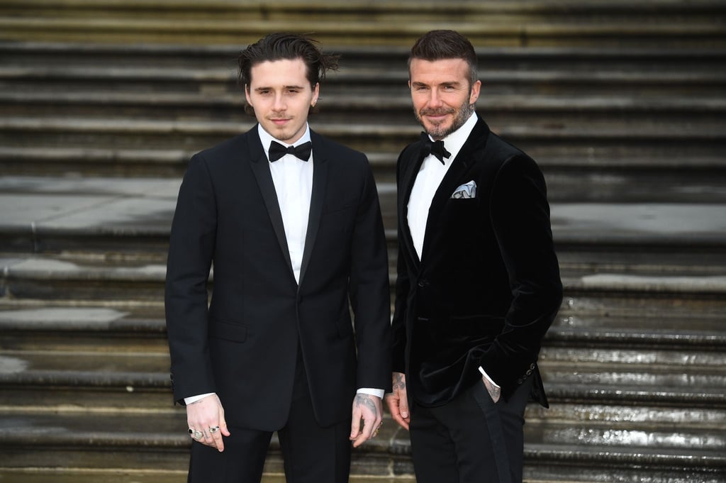 Brooklyn Beckham (l) und sein Vater David teilen offenbar ihre Leidenschaft für Tattoos und Fußball.