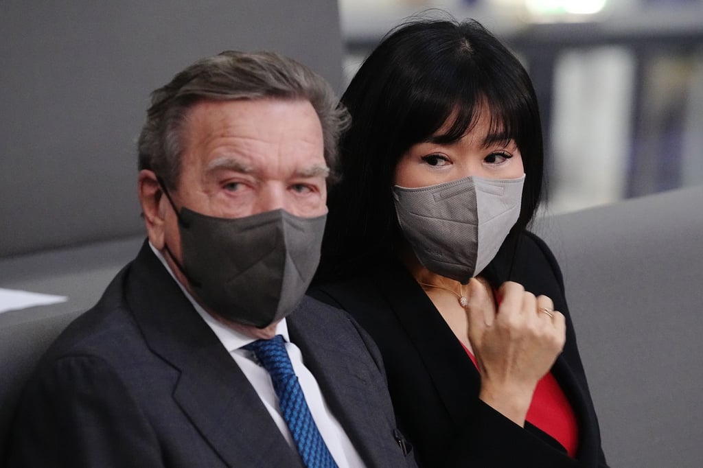 Gerhard Schröder (SPD), Bundeskanzler a.D., und seine Frau So-yeon Schröder-Kim im Bundestag.