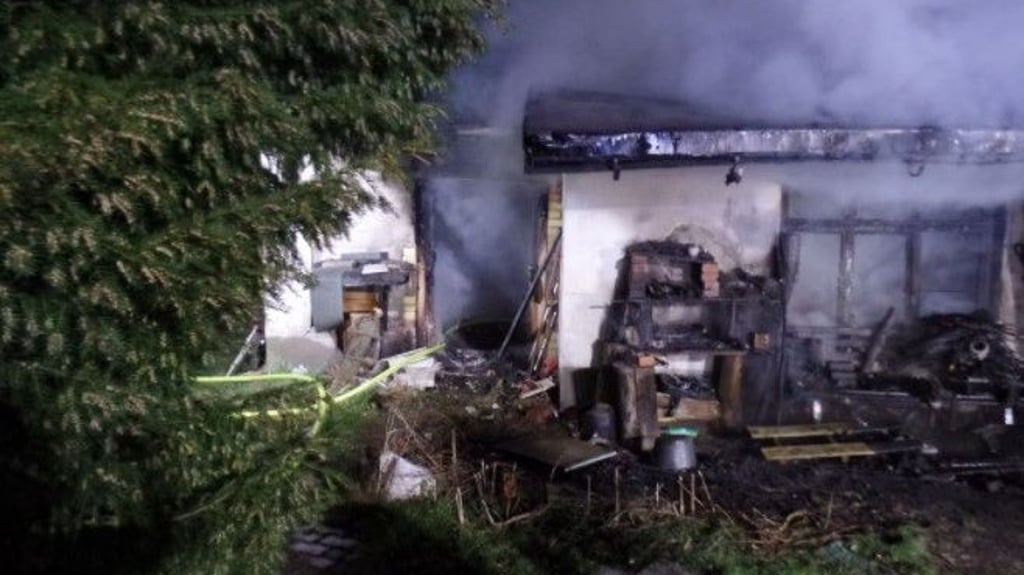 Bei einem Wohnungsbrand in Waldersee ist der Nacht zum Sonnabend ein Mann gestorben.