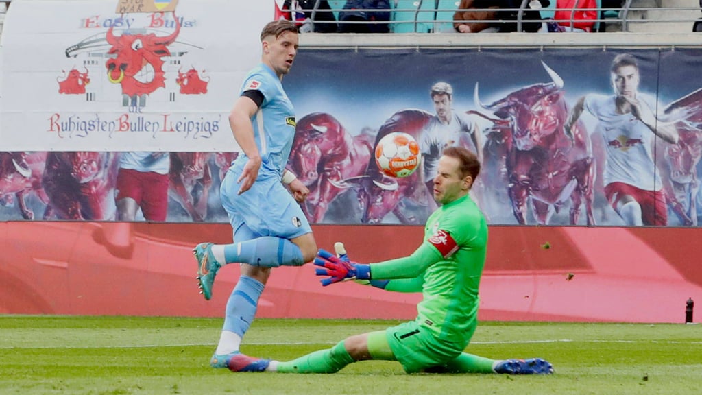 Der frühere RB-Stürmer Demirovic lupft das 1:0 über Leipzigs Keeper Peter Gulacsi