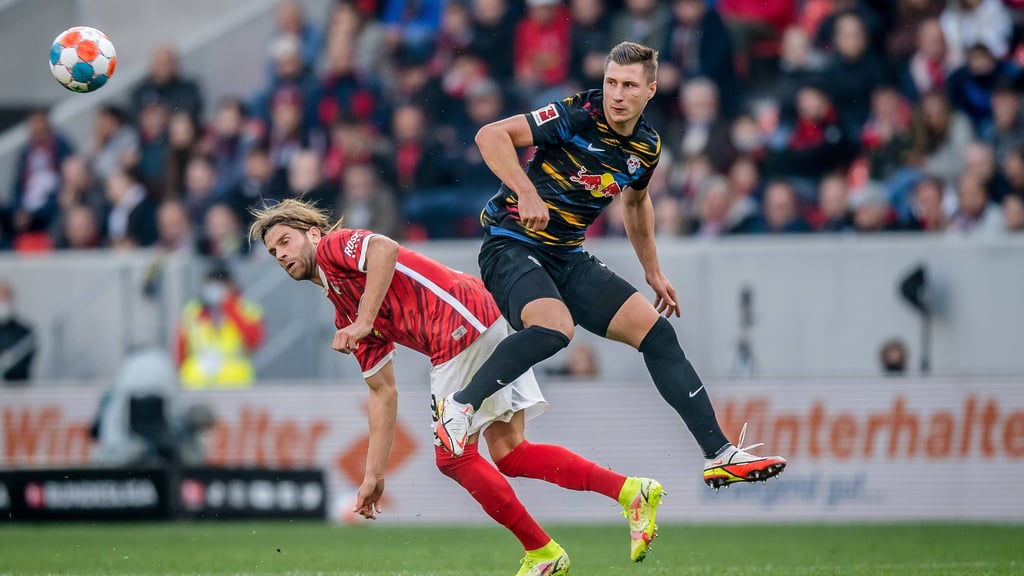 Immer enge Spiele zwischen RB und Freiburg - oder Lucas Hoefler gegen Willi Orban (r.)