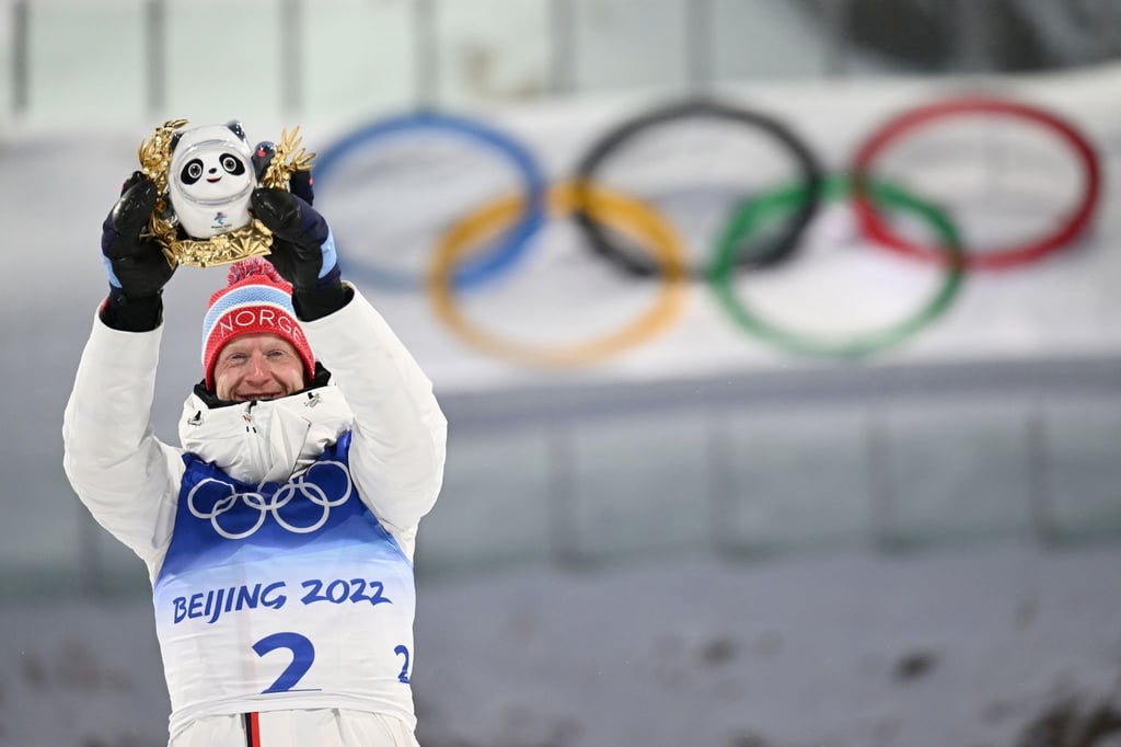 Der norwegische Goldmedaillengewinner Johannes Thingnes Boe freut sich über seinen Sieg im Massenstart.