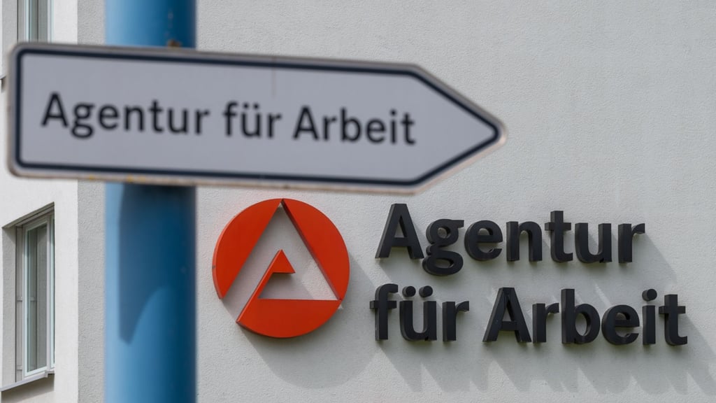 Während der Corona-Krise haben in Sachsen-Anhalt laut Arbeitsmarktexperten in bestimmten Bereichen weniger Frauen ihren Job eingebüßt als Männer.