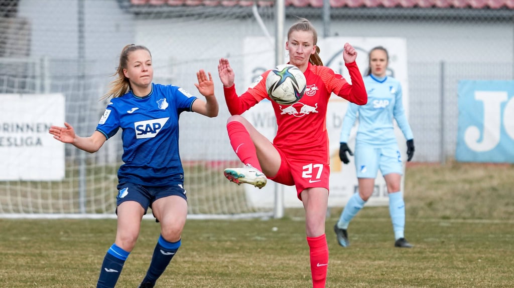 RB Leipzigs Marlene Müller (r.) nimmt den Ball vor ihrer Gegenspielerin Sophia Gerber an.