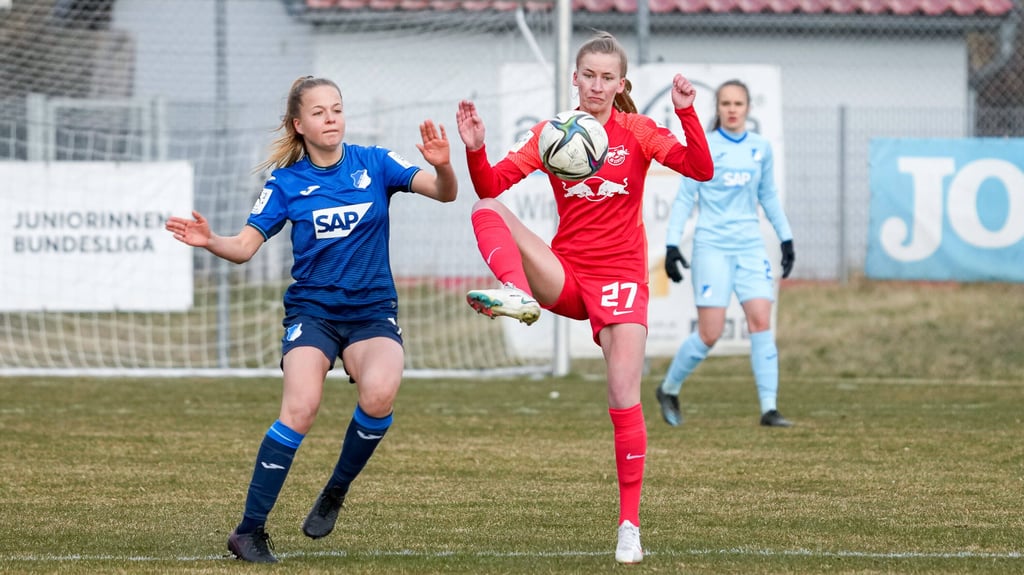 RB Leipzigs Marlene Müller (r.) nimmt den Ball vor ihrer Gegenspielerin Sophia Gerber an.