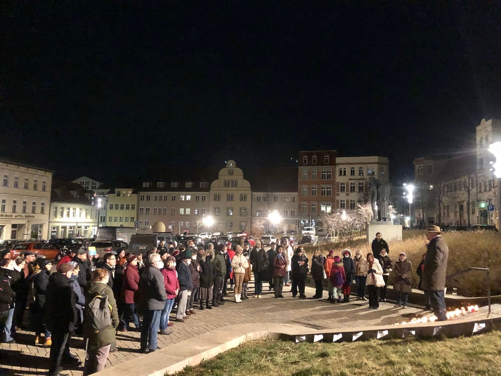Auf dem Altmarkt kamen mindestens 150 Menschen am Sonntagabend zum stillen Protest gegen den Ukraine-Krieg zusammen.