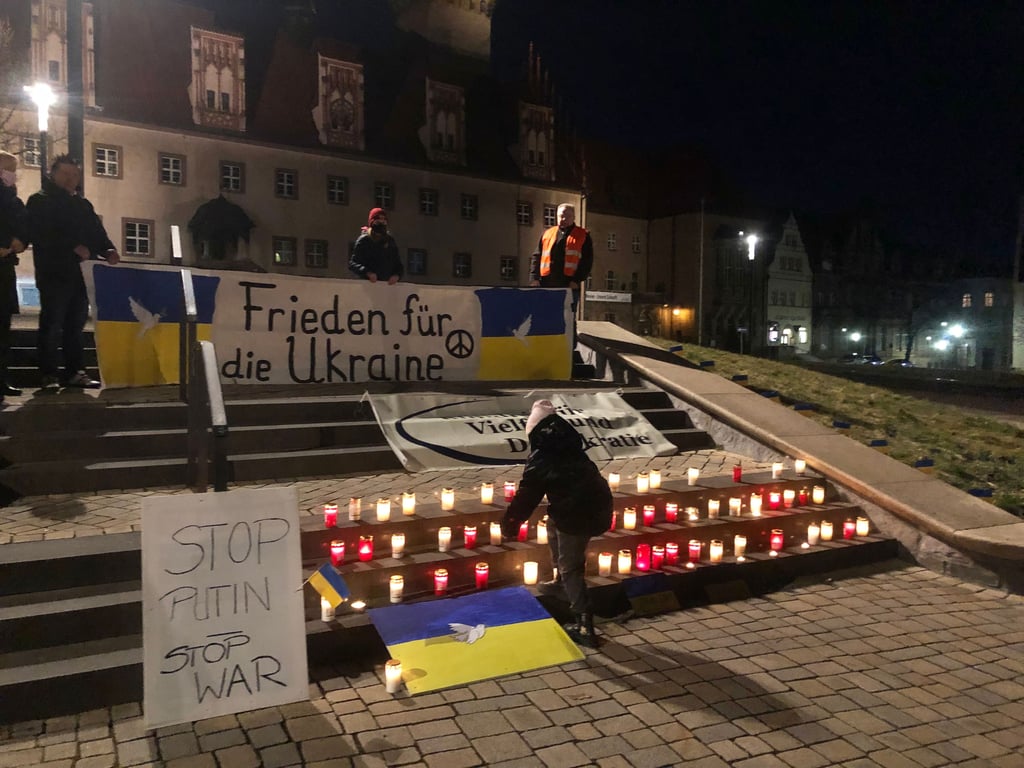 Immer mehr Kerzen wurden am Sonntagabend auf dem Altmarkt entzündet.