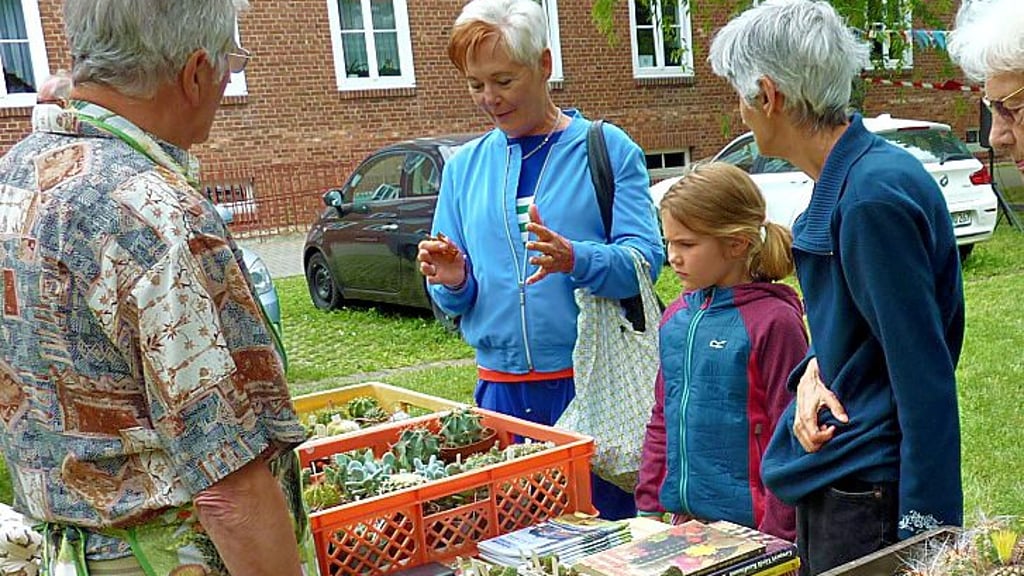 Beate Wübbenhorst (2. v. l.) ist Vorsitzende des Kultur- und Heimatvereins Magdeburg.