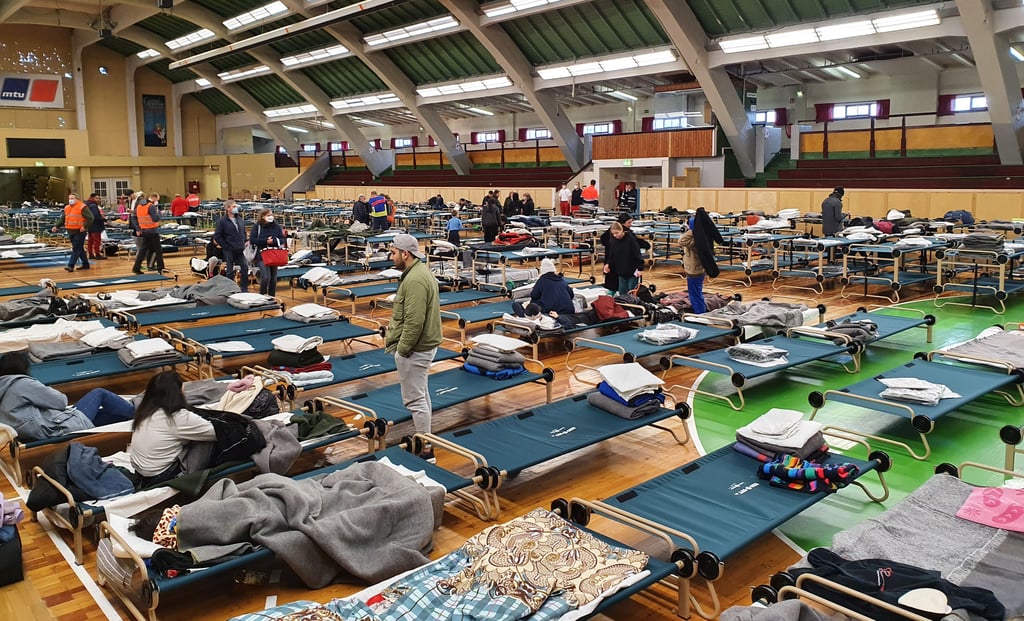 Blick in die Hermann-Gieseler-Halle in Magdeburg: Mehr als 300 Betten stehen aneinandergereiht . Mehr als 170 Menschen, die aus der Ukraine wegen des Kriegs geflohen sind, haben hier am Wochenende übernachtet.