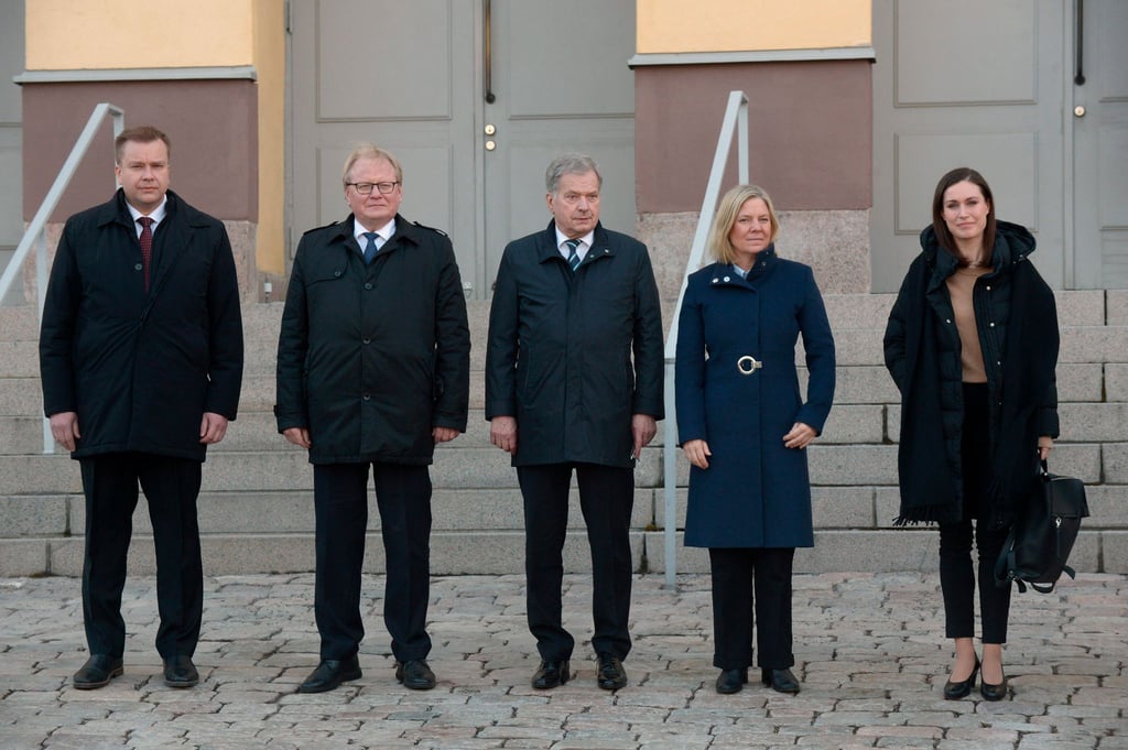 Sauli Niinistö (M), Präsident von Finnland, Sanna Marin (r), Ministerpräsidentin von Finnland, und Antti Kaikkonen (l), Verteidigungsminister von Finnland, stehen vor einem gemeinsamen Treffen mit Magdalena Andersson (2.v.r), Ministerpräsidentin von Schweden, und Peter Hultqvist (2.v.l), Verteidigungsminister von Schweden, zusammen.