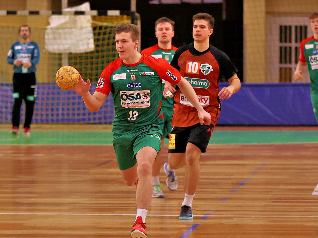 Fritz-Leon Haake, der in dieser Szene dem früheren Youngsters-Spieler Renars Uscins (r.) entwischt, war trotz der Niederlage eine der positiven Erscheinungen bei der SCM-Zweiten.