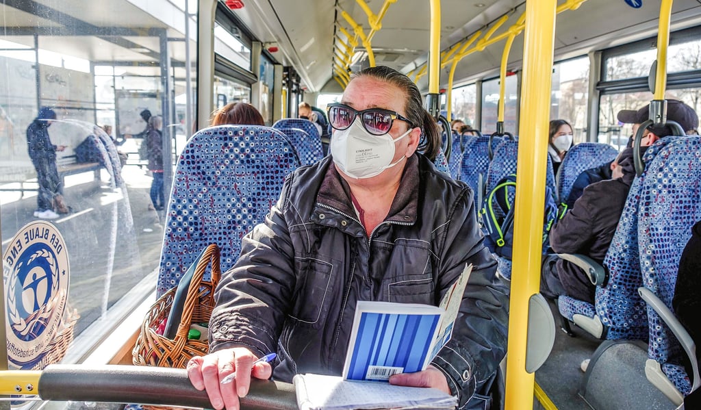 Maria Pendzialek ist für den Landkreis Wittenberg als Busbegleiterin im Schülerverkehr unterwegs. Sie mag ihre Arbeit.