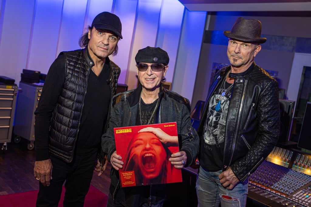 Matthias Jabs (l-r), Klaus Meine und Rudolf Schenker von der Rockband Scorpions in den Peppermint Park Studios.