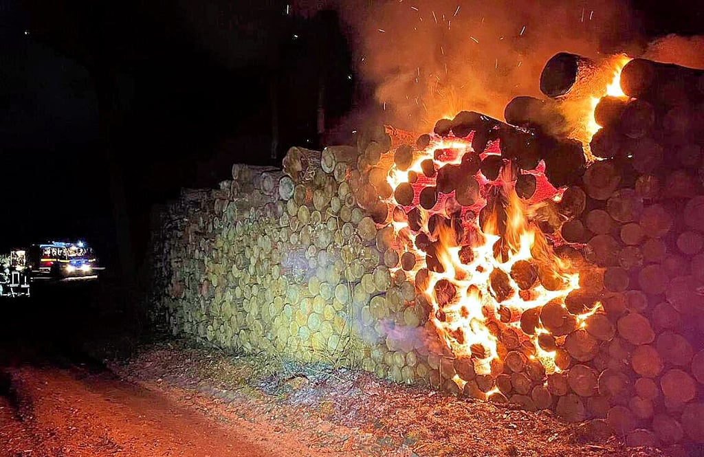 Unbekannte haben in der Lobenbreite Feuer an einem Holzpolter gelegt.