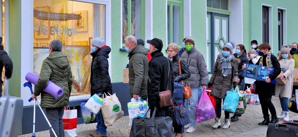 Die Schönebecker spendeten so viel, dass der Platz in dem bereit gestellten Transporter nicht ausreichte. Deshalb wurde nach Ende der Kundgebung eine Schlange gebildet, um die Spenden in einem Geschäft am Marktplatz zwischen zu lagern.