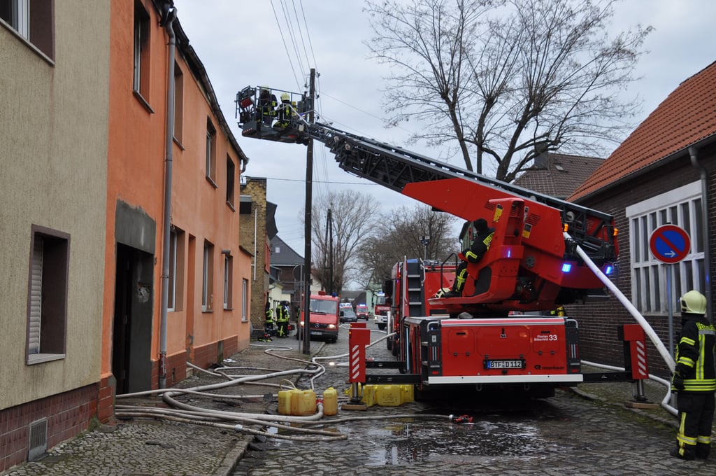 Die Greppiner Franzstraße musste für den Löscheinsatz voll gesperrt werden.