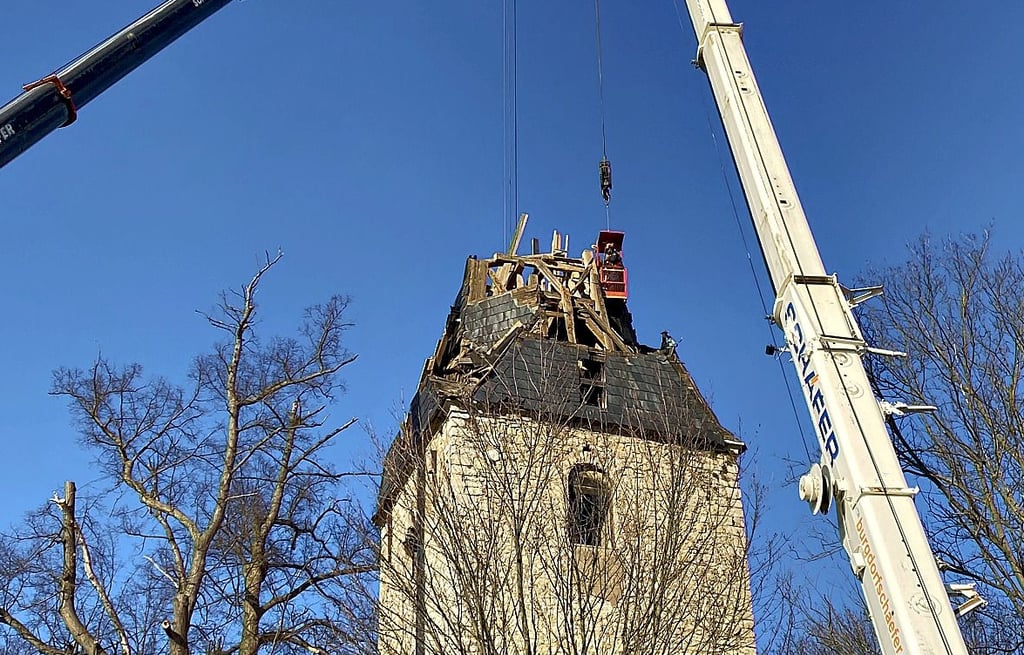 Nachdem am ersten Tag der Schwerpunkt auf der Sicherung der Turmkugel lag, wurde am zweiten Tag das Holzkonstrukt des Turms Stück für Stück abgetragen.