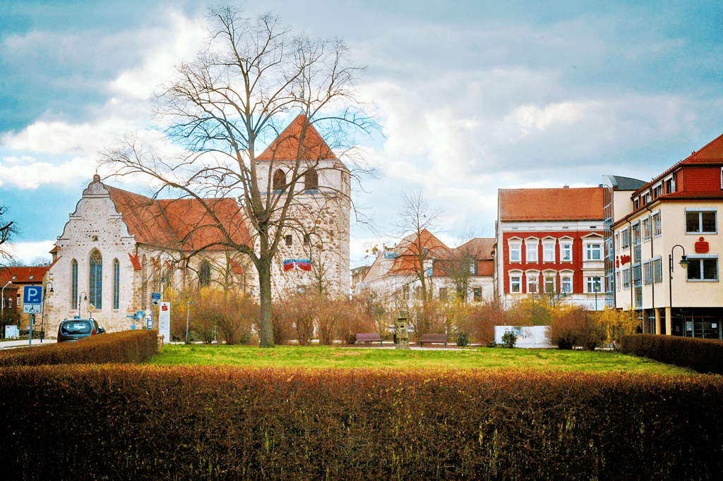 Der ehemalige Moltkeplatz mit seiner Büste ist zum Kriegsende 1945 verschwunden. Etwa an seiner Stelle stehen heute im Roten Garten zwei Sitzbänke.