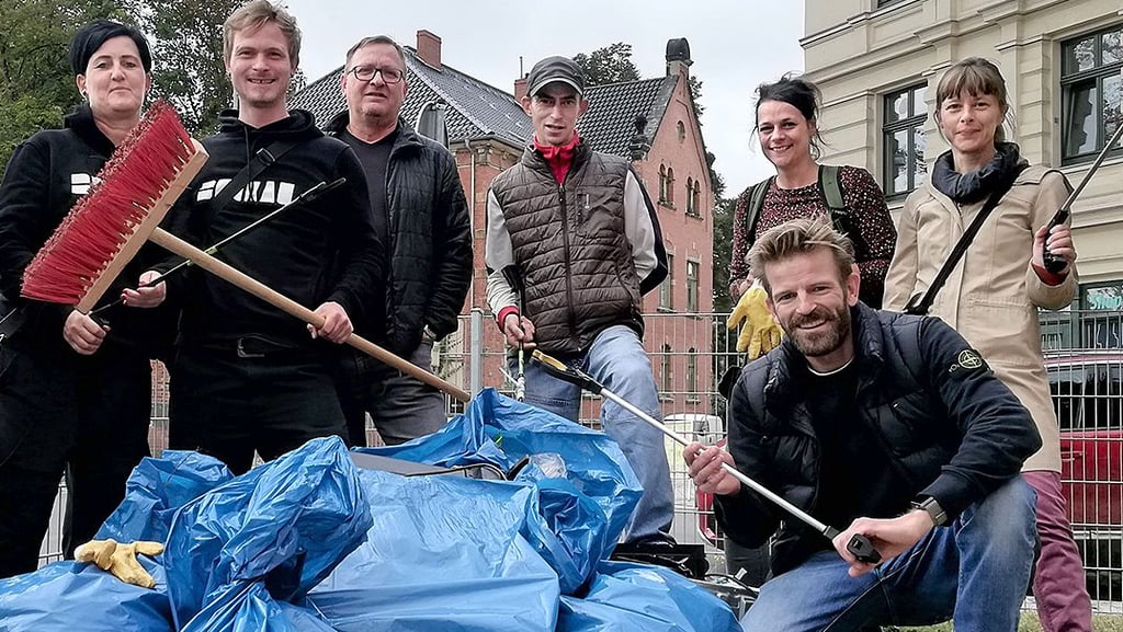 Die Aktion „Magdeburg putzt sich" fiel 2021 coronabedingt aus. Einige Stadtbewohner wie hier die Buckauer haben in den Sommermonaten die Müllsammelaktion nachgeholt.