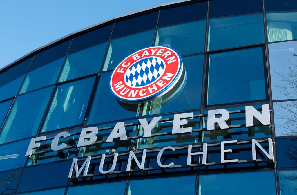 Das Logo des FC Bayern München ist auf dem Vereinsgelände an Säbener Straße zu sehen.