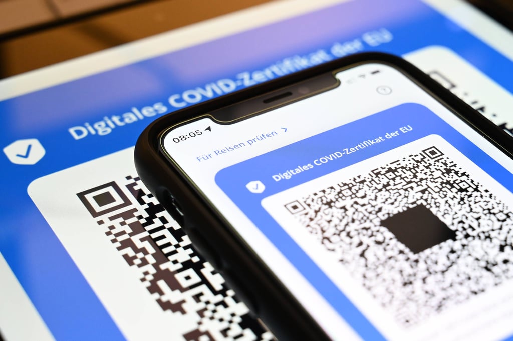 Für das digitale Genesenenzertifikat wird künftig nur noch die Bescheinigung über das positive Testergebnis benötigt.
