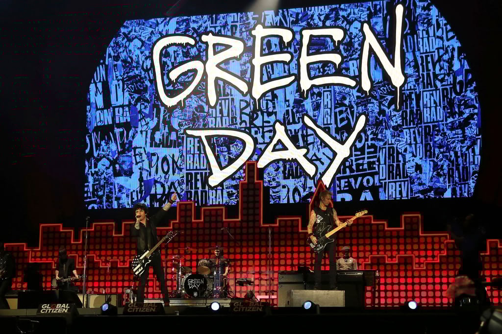 Die Punk-Band Green Day bei einem Konzert.