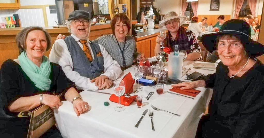 Zum ersten Mal fand im Dorfkrug Rehmsdorf ein Krimi-Dinner statt. Die Gruppe Elsterkiesel tischte eine „Betriebsfeier mit Mord“ auf.