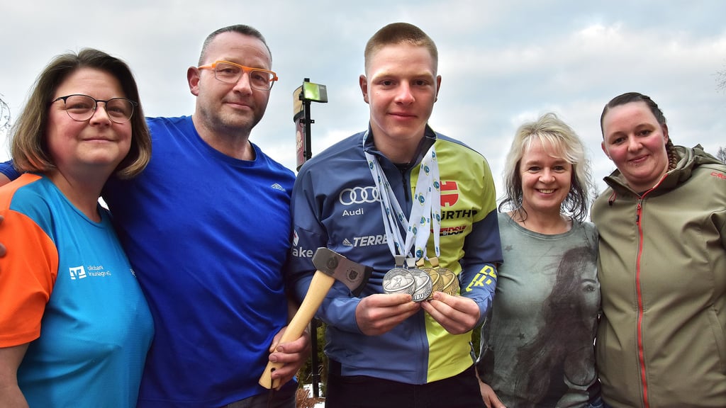 Albert Engelmann (Mitte) aus Sorge hat vier Medaillen bei den Junioren-Weltmeisterschaften im Biathlon in Soldier Hollow in den USA gewonnen. Seine Eltern Jenny (2. von rechts) und Gunnar (2. von links), seine Schwester Gina (rechts) und seine ehemalige Trainerin Simone Homann (links) freuen sich mit ihm. 