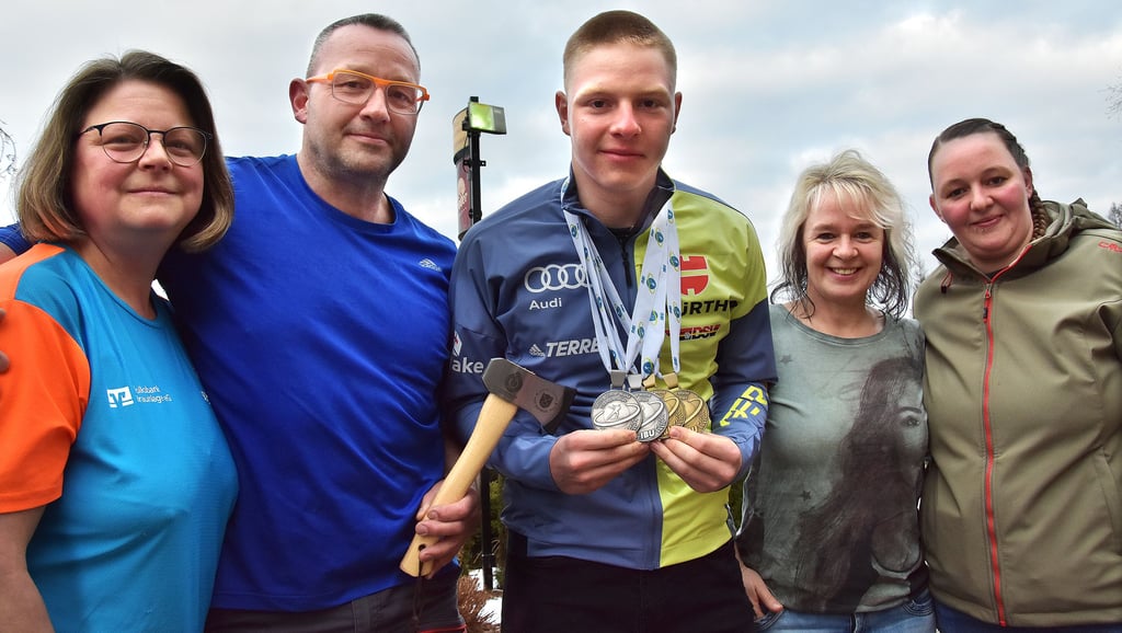 Albert Engelmann (Mitte) aus Sorge hat vier Medaillen bei den Junioren-Weltmeisterschaften im Biathlon in Soldier Hollow in den USA gewonnen. Seine Eltern Jenny (2. von rechts) und Gunnar (2. von links), seine Schwester Gina (rechts) und seine ehemalige Trainerin Simone Homann (links) freuen sich mit ihm.
