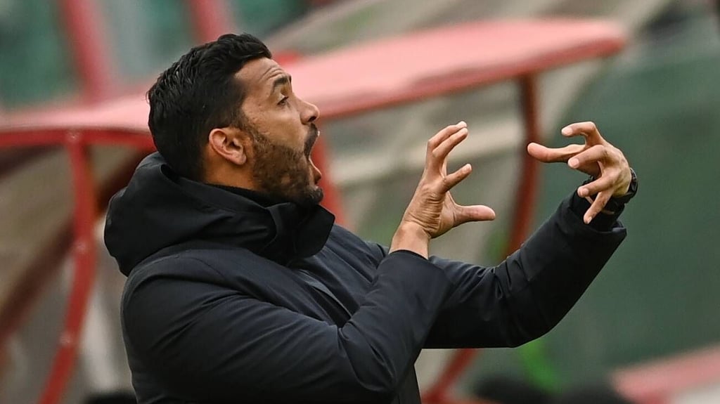 Marvin Compper in Moskau engagiert an der Seitenlinie.