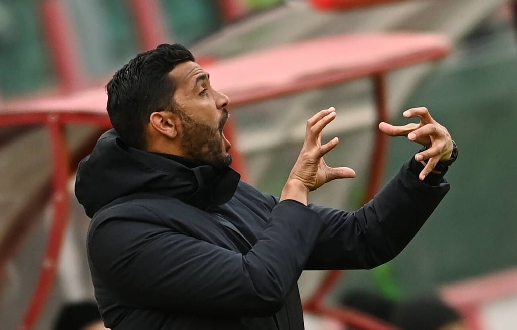 Marvin Compper in Moskau engagiert an der Seitenlinie.