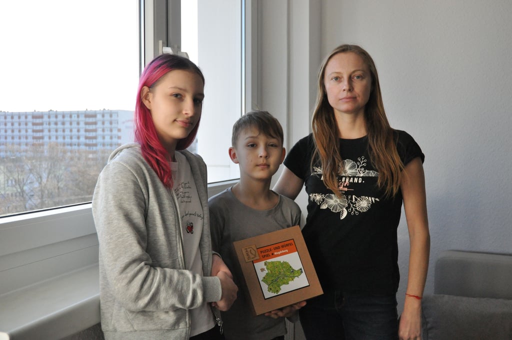 Svetlana Yakovenko (rechts) und ihre Kinder Yana und Maksym stammen aus Kiew. Wegen des Krieges flüchteten sie nach Magdeburg, wo sie eine Wohnung beziehen konnten.
