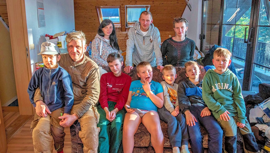 Oliver Ketziora aus Sollnitz (2.v.l.) hat mit den zwei Flüchtlingsfamilien insgesamt acht Personen in seinem Haus aufgenommen.