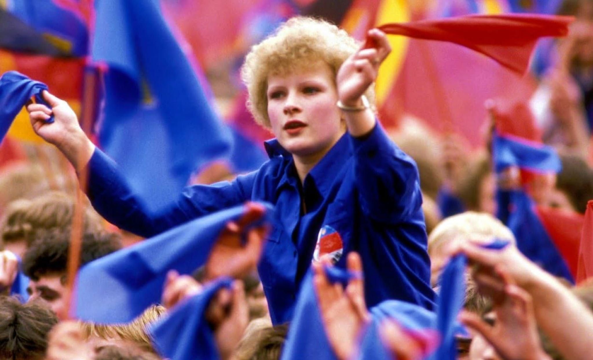 So wollte die DDR-Führung die jungen Erwachsenen sehen: Folgsam im Blauhemd. Doch am Ende hatte die Jugend keine Lust mehr auf die Kostümierung.