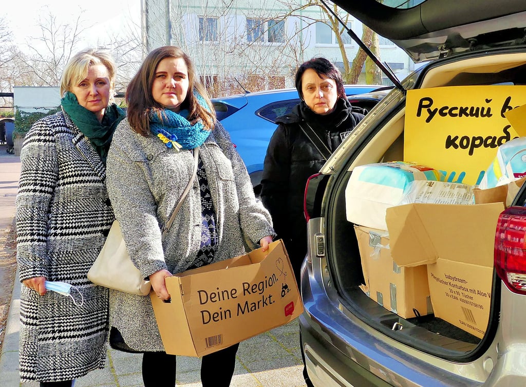 Zwischen Sorgen und Helfen für die Ukraine: Polina Gebhardt (r.), ihre Mutter Alla Zadvorna (l.) und ihre Tante Natalia Furtas