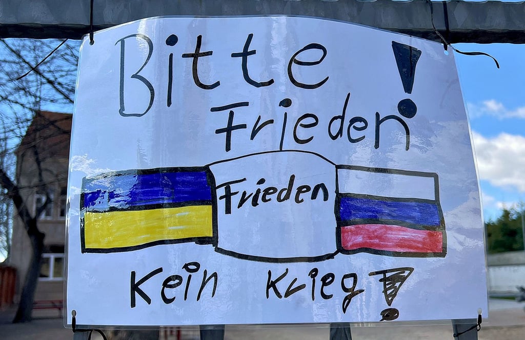 An der Hecklinger Grundschule haben Kinder mit Zeichnungen, die jeder Passant der Hermann-Danz-Straße sehen kann, deutlich gemacht, was sie vom Krieg Russlands gegen die Ukraine halten.