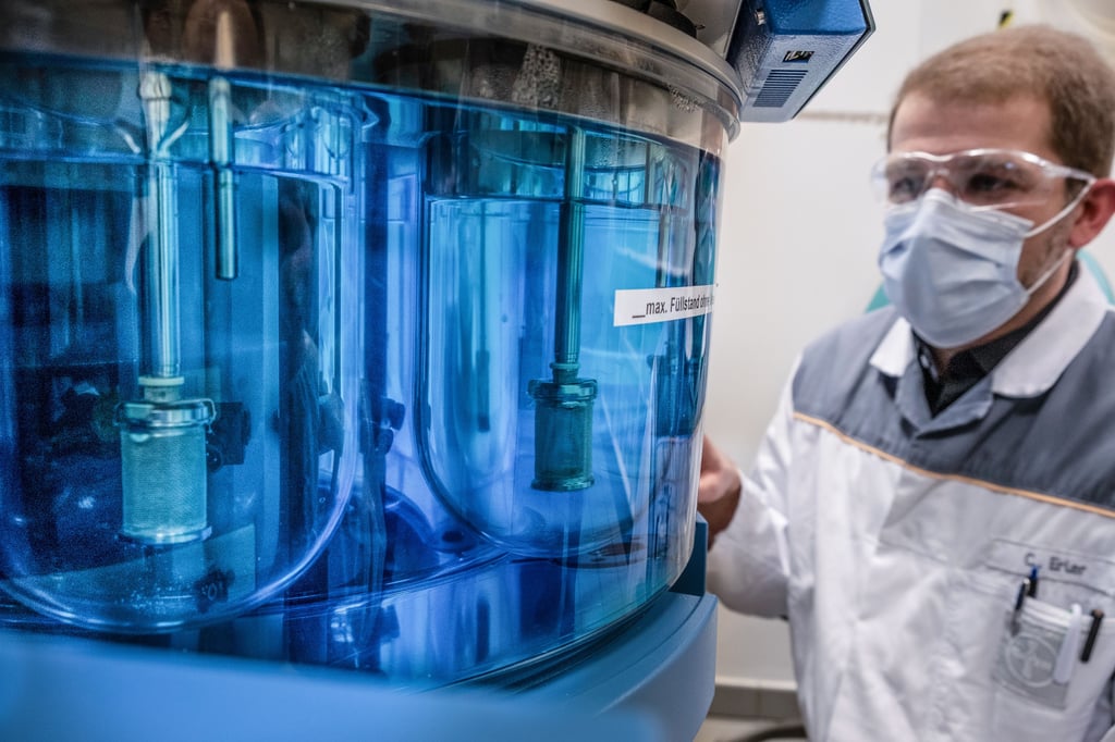 Chemietechniker Christian Erler überwacht die Qualitätskontrolle im Bayer-Labor. Die Apparatur simuliert die menschliche Verdauung.