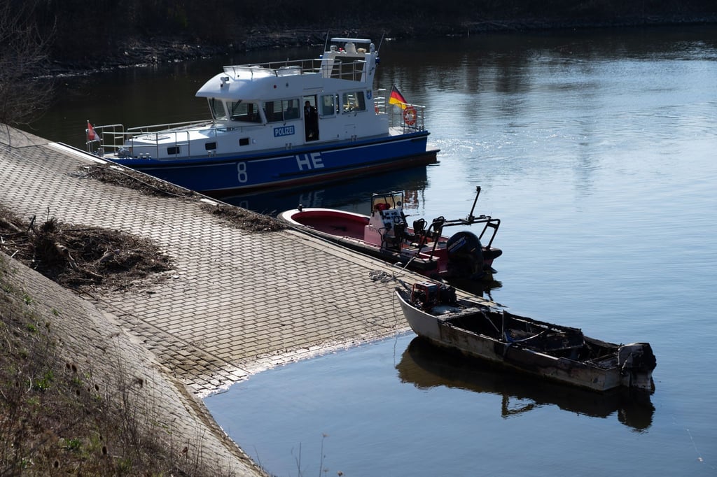 Beim Brand eines Motorbootes am Sonntagmorgen im Rheinhafen von Wiesbaden-Schierstein ist ein siebenjähriges Mädchen ums Leben gekommen.