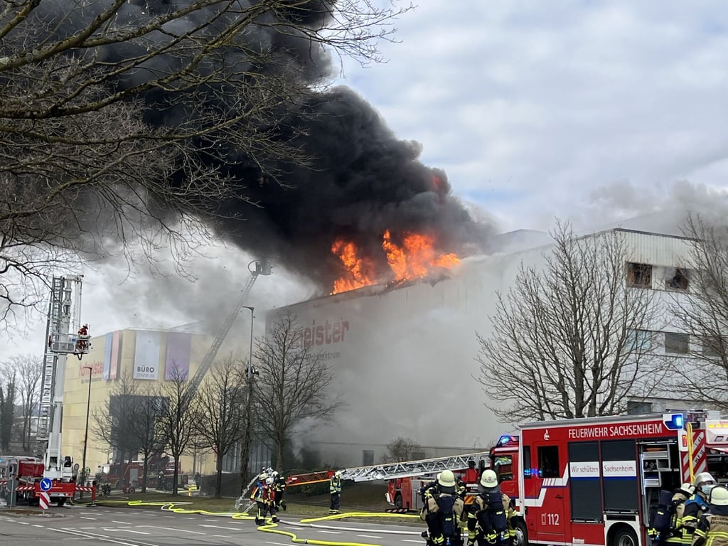Nur wenige Minuten vor dem Auftakt des verkaufsoffenen Sonntags geriet das Möbelhaus in Brand.