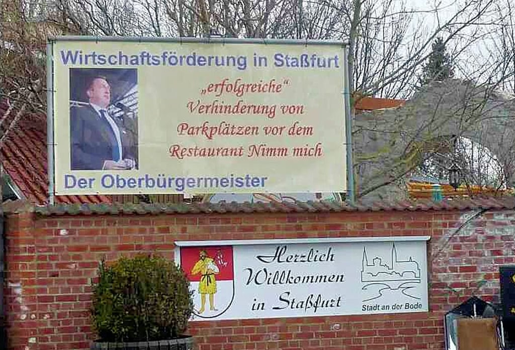Am Ortsausgang Richtung Neundorf befindet sich das Restaurant „Nimm mich“. Dort hat  Nimmich ein Schmähplakat aufgehängt. Foto: Nimmich
